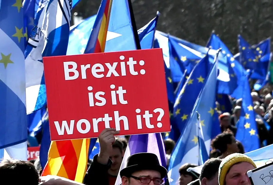 Η Βρετανία ποντάρει σε υποχώρηση της ΕΕ εν μέσω οικονομικής πίεσης
