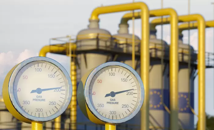 Η ΕΕ κλείνει τη «στρόφιγγα» στους Ρώσους και ελπίζει στο φθηνό πετρέλαιο