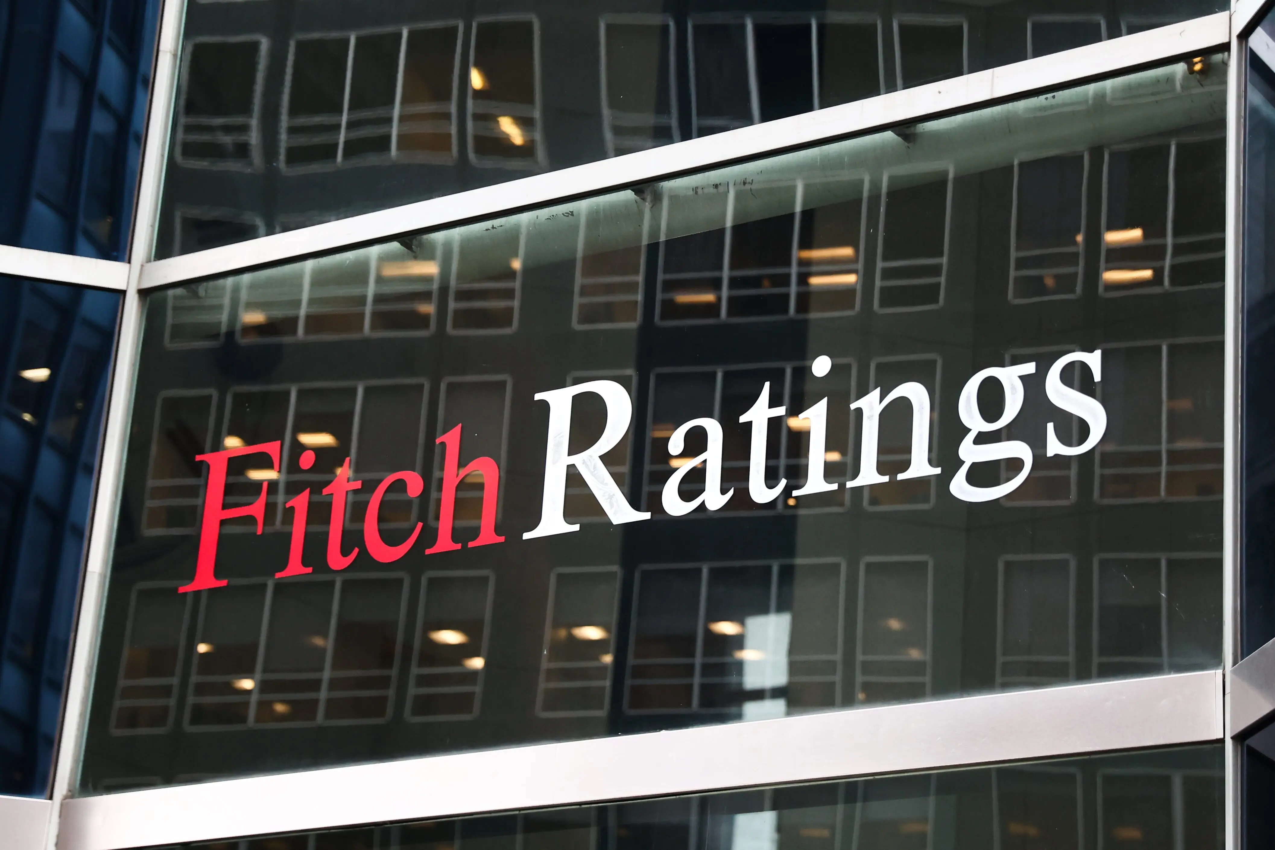 Fitch: Ακόμα 0,5 ποσοστιαίες μονάδες στον πληθωρισμό από άλμα κόστους ναυτιλίας
