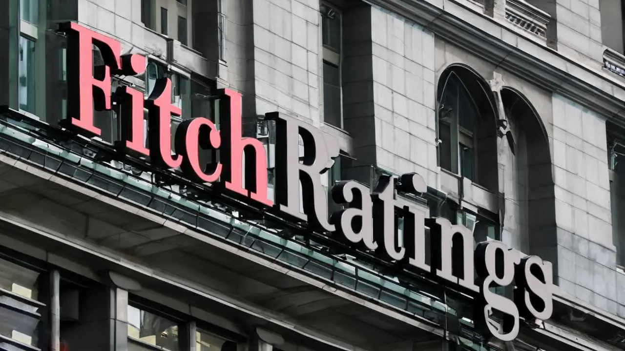 Fitch: Αποκλείει μειώσεις επιτοκίων με «επιθετικό» τρόπο το 2024