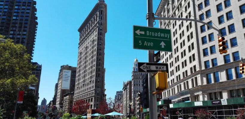 Στα αζήτητα οικοδομικά τετράγωνα γραφείων από Ν. Υόρκη μέχρι Χονγκ Κονγκ