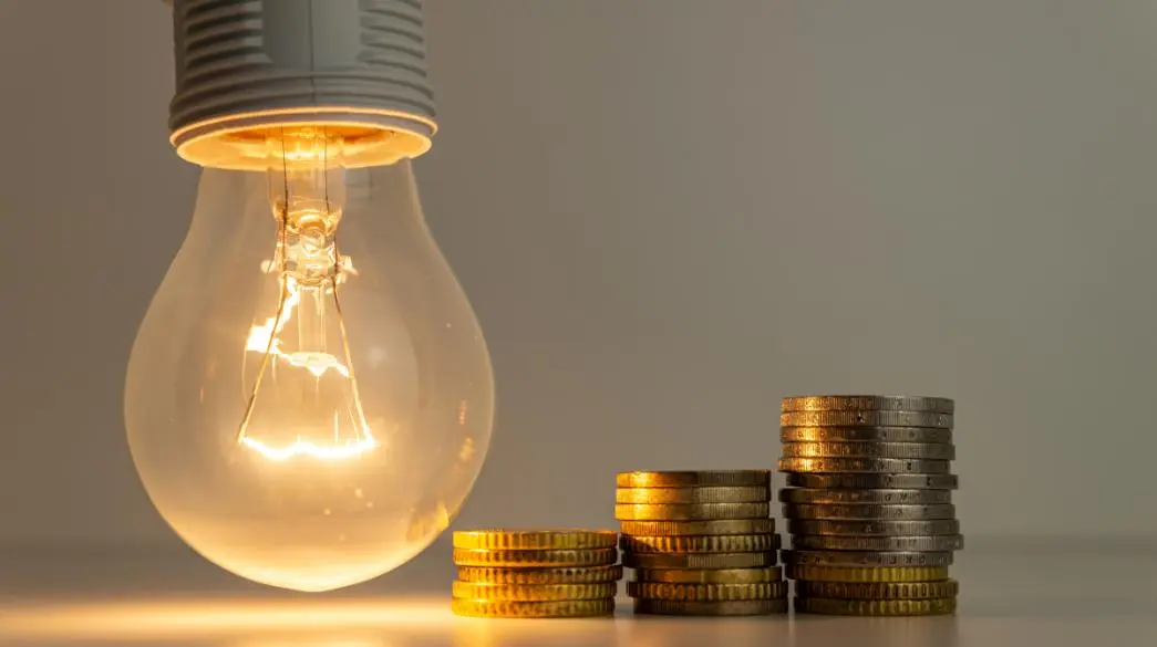 Πώς οι φόροι στην ΕΕ εμποδίζουν την πτώση των τιμών του ηλεκτρισμού