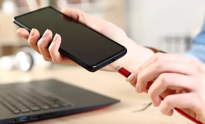 Ένας φορτιστής για όλες τις φορητές συσκευές – Σε ισχύ η νέα νομοθεσία της ΕΕ