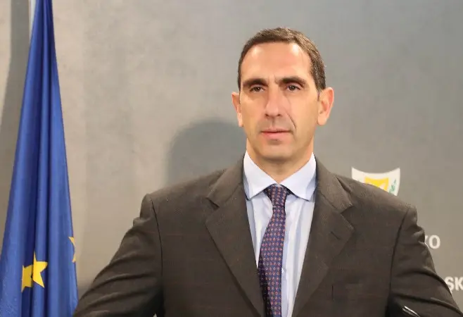 Ο Υπουργός Υγείας καταδικάζει τα επεισόδια έξω από το συγκρότημα ΔΙΑΣ