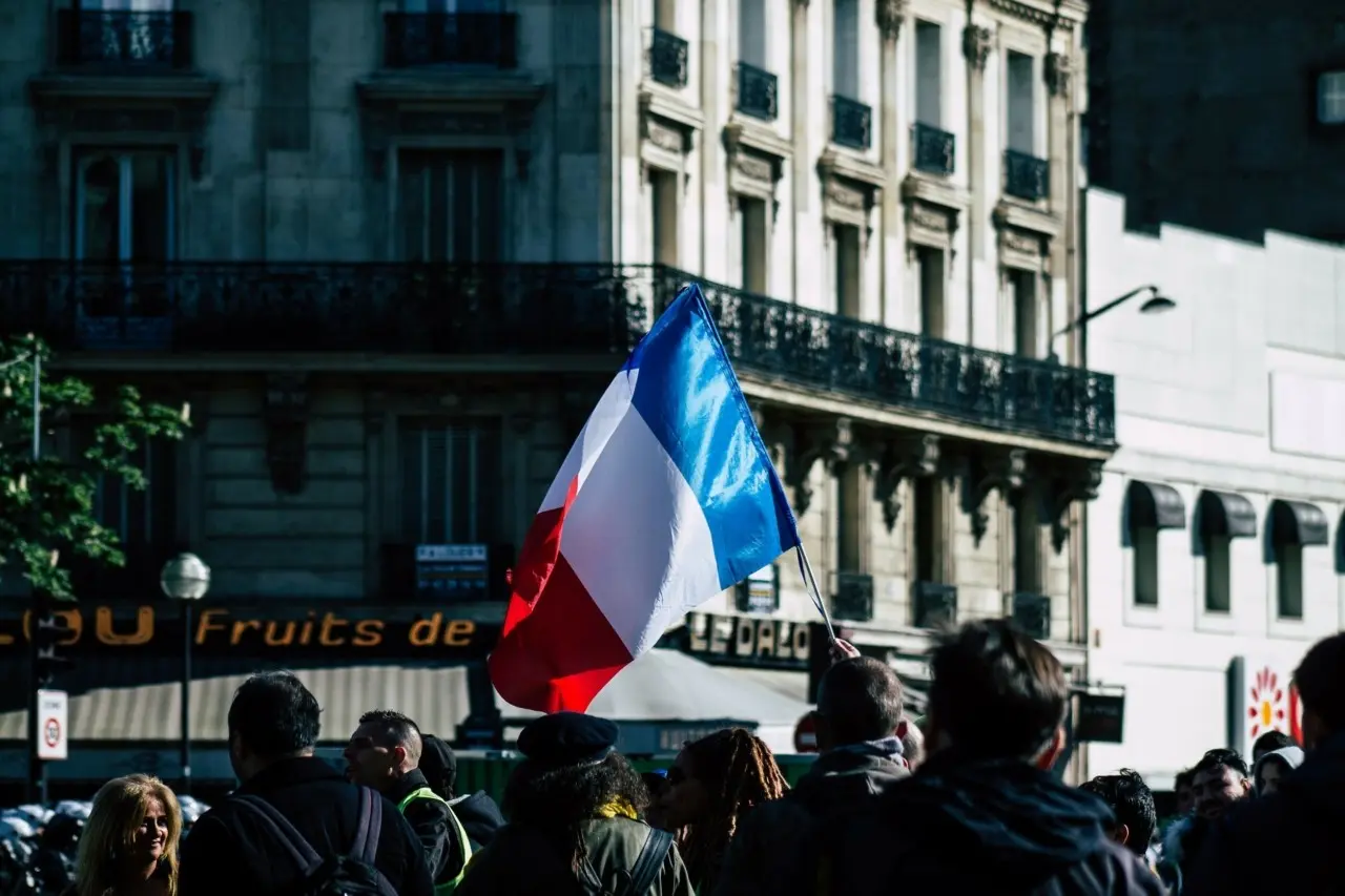 Η Γαλλία αντιμετωπίζει μεγαλύτερους κινδύνους από την πολιτική της αστάθεια