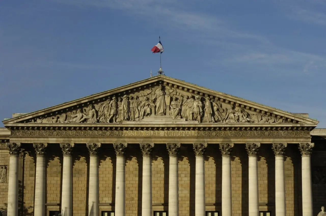 Σε φάση αναζήτησης νέου πρωθυπουργού μπαίνει ο Μακρόν μετά την πτώση Μπαϊρού