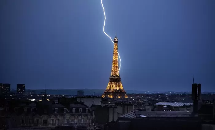 Το γαλλικό αδιέξοδο, οι τριγμοί στις αγορές και η απειλή της επιστροφής του ΔΝΤ