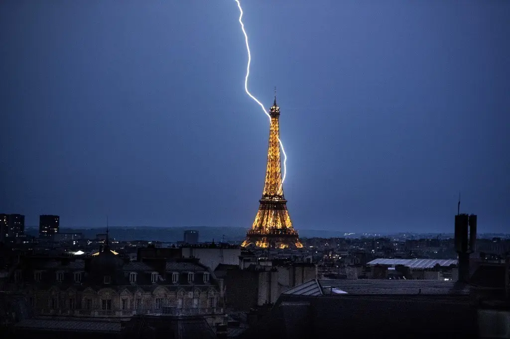 Το γαλλικό αδιέξοδο, οι τριγμοί στις αγορές και η απειλή της επιστροφής του ΔΝΤ