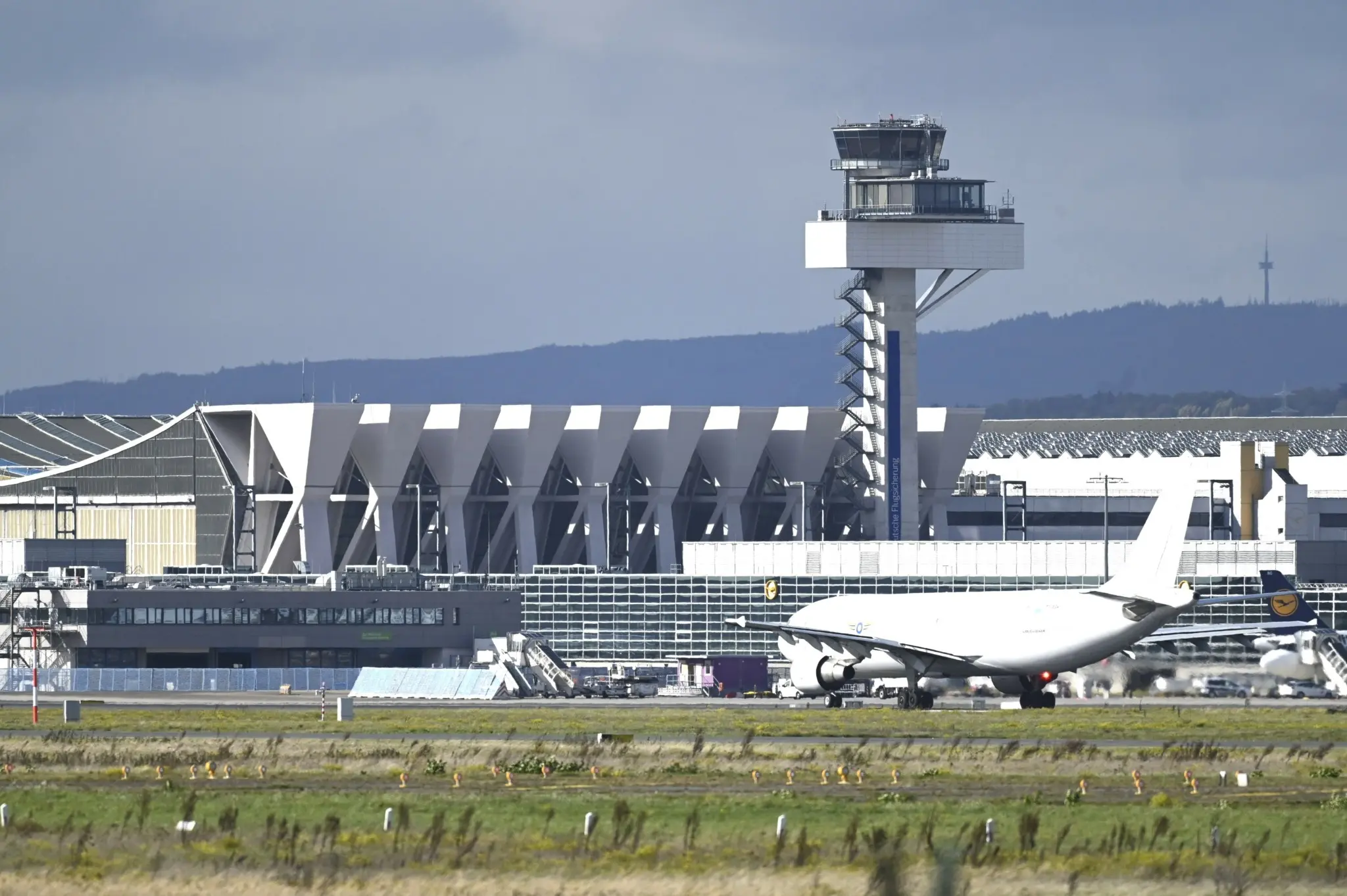 Γερμανία: Ακυρώθηκαν πτήσεις στο αεροδρόμιο της Φρανκφούρτης λόγω χιονιού και πάγου