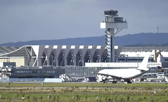 Γερμανία: Ακυρώθηκαν πτήσεις στο αεροδρόμιο της Φρανκφούρτης λόγω χιονιού και πάγου