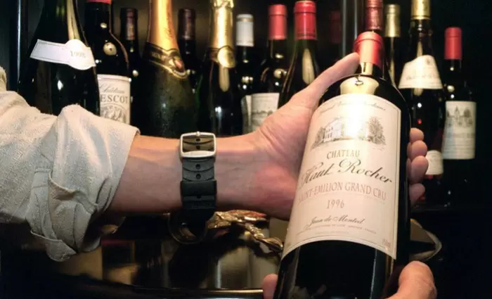 Τραμπ: Απειλεί με δασμούς 200% τα γαλλικά κρασιά - Τι ζητά από Μακρόν