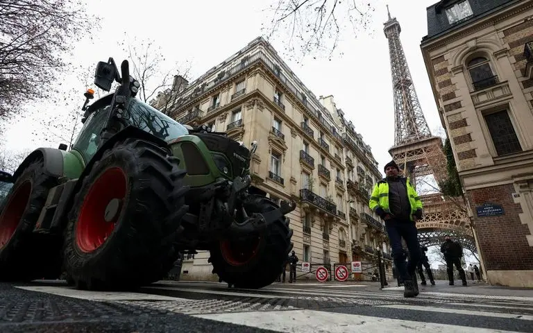 Γαλλία: Στον Πύργο του Άιφελ τα τρακτέρ αγροτών