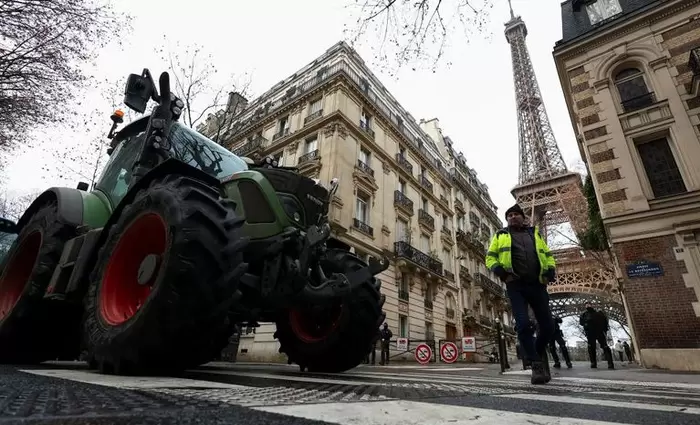 Γαλλία: Στον Πύργο του Άιφελ τα τρακτέρ αγροτών