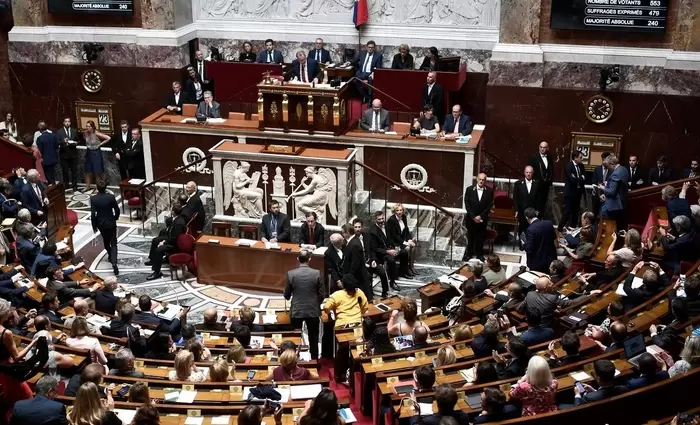 Γαλλία: Κονδύλι 45 δισ. ευρώ σε επιχειρήσεις και μισθωτούς