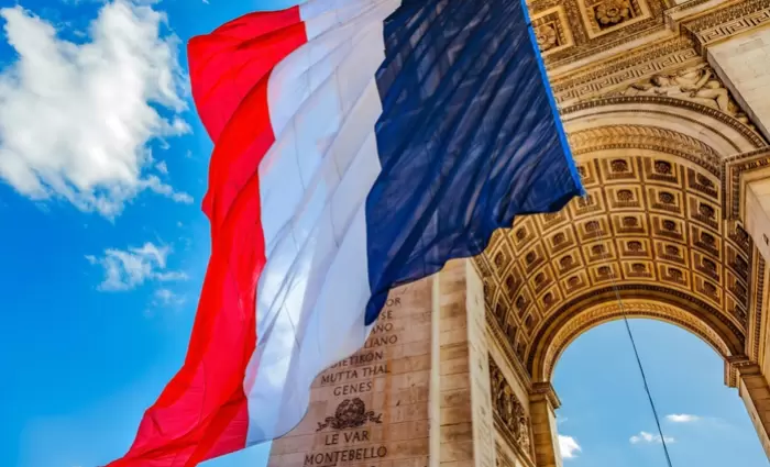 Η κρίση στη Γαλλία φέρει τεράστιο οικονομικό ρίσκο - Τι φοβούνται τα στελέχη επιχειρήσεων