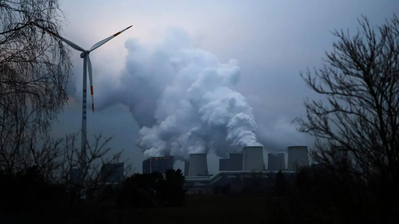 «Έχουν γραμμένη» την κλιματική αλλαγή και επενδύουν στα ορυκτά καύσιμα