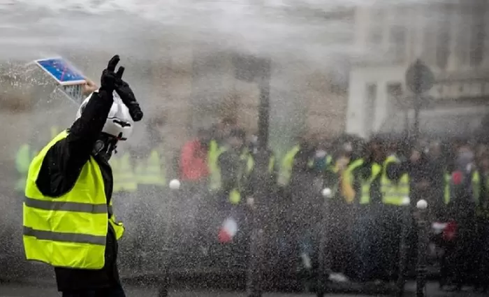 Δεκάδες χιλιάδες «κίτρινα γιλέκα» διαδήλωσαν ξανά