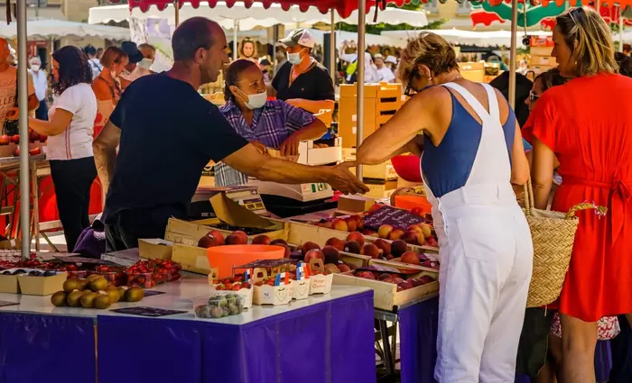 Υποχρεώνουν τα κλιματιζόμενα καταστήματα να κλείνουν τις πόρτες