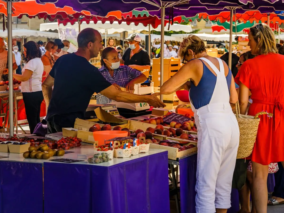 Υποχρεώνουν τα κλιματιζόμενα καταστήματα να κλείνουν τις πόρτες