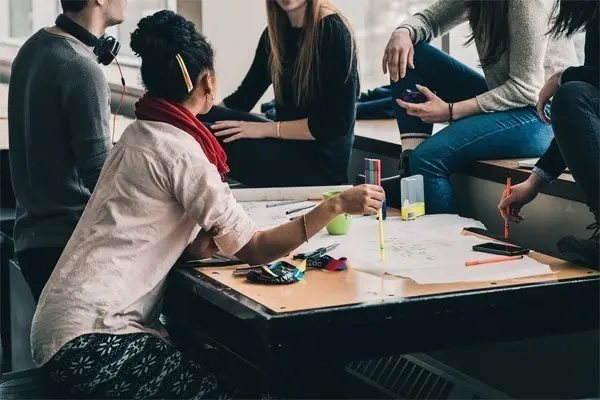 Ερευνα για την Gen Z: Γιατί είναι δυσαρεστημένη στη δουλειά