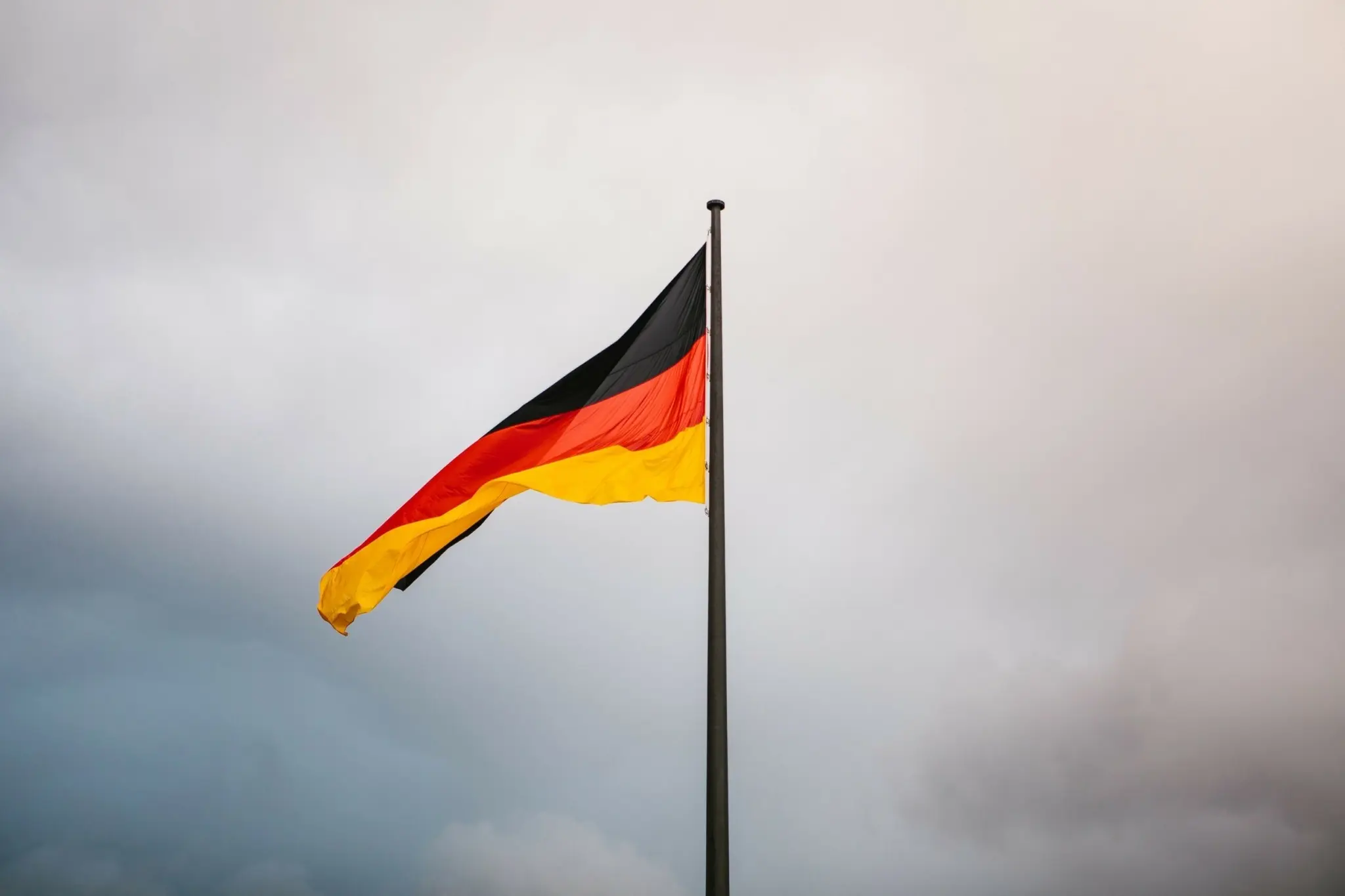 Τα γερμανικά εργοστάσια «φρενάρουν» εν μέσω αβεβαιότητας στο εμπόριο με τις ΗΠΑ