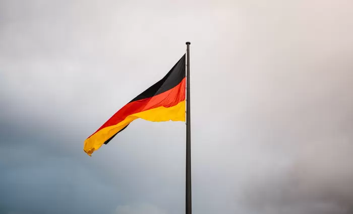 Τα γερμανικά εργοστάσια «φρενάρουν» εν μέσω αβεβαιότητας στο εμπόριο με τις ΗΠΑ