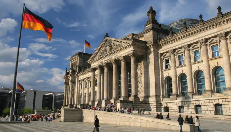 Συρρικνώνεται συνεχώς η γερμανική οικονομία