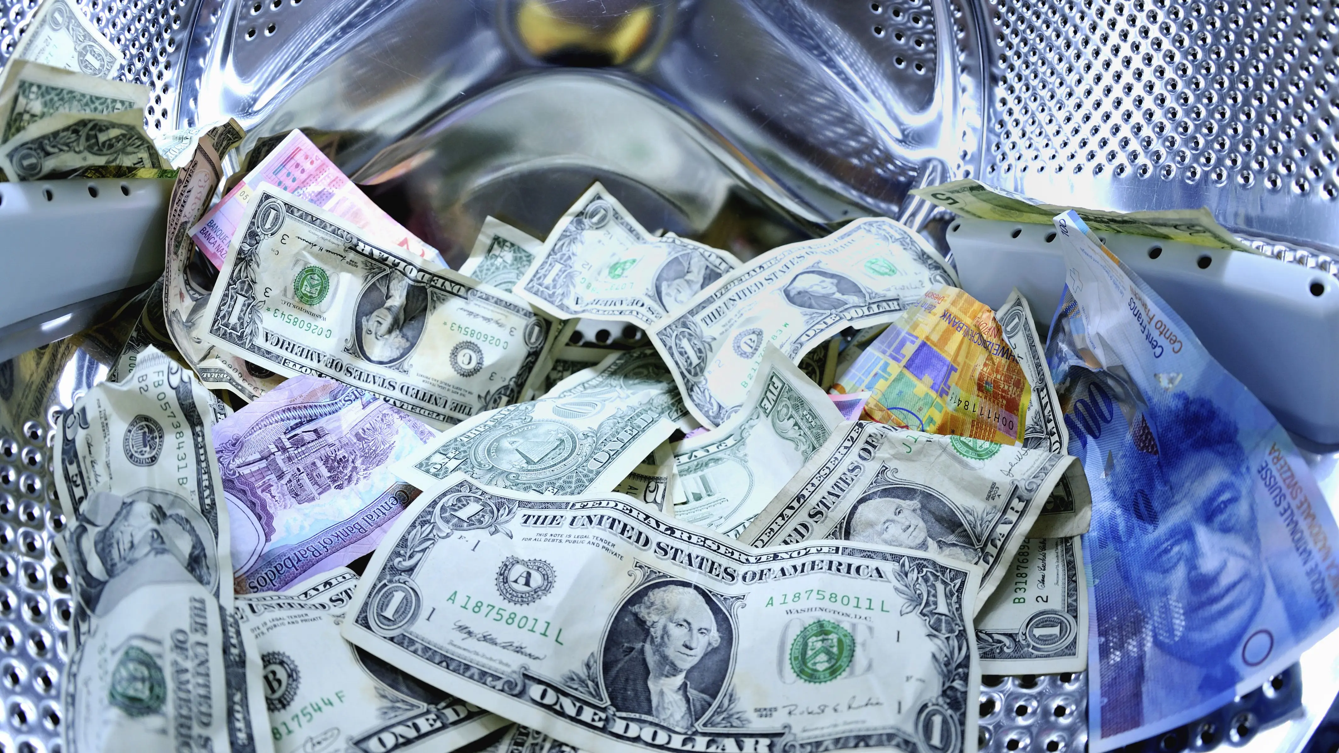 FT: Κινδυνεύει η ανάκαμψη από την φοροαποφυγή και το μαύρο χρήμα