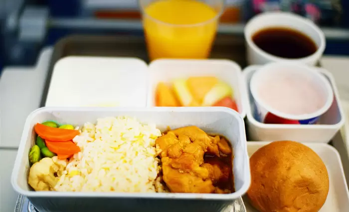 Τέλος τα ζεστά γεύματα σε πτήσεις λόγω κορωνοϊού