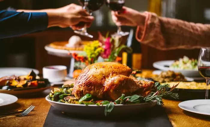 Γιορτές με μικρές παρέες προκρίνει ο Π.Ο.Υ.