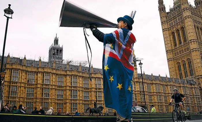 Έρευνα: Οι Βρετανοί ανησυχούν σήμερα λιγότερο για την COVID-19 και το Brexit