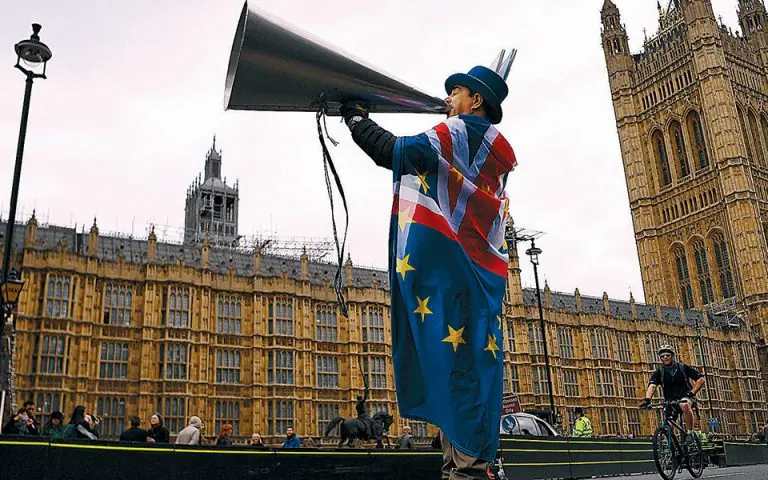 Έρευνα: Οι Βρετανοί ανησυχούν σήμερα λιγότερο για την COVID-19 και το Brexit