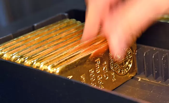 Παγκόσμια φρενίτιδα με τον χρυσό – Πάνω από τα 5.000 δολάρια