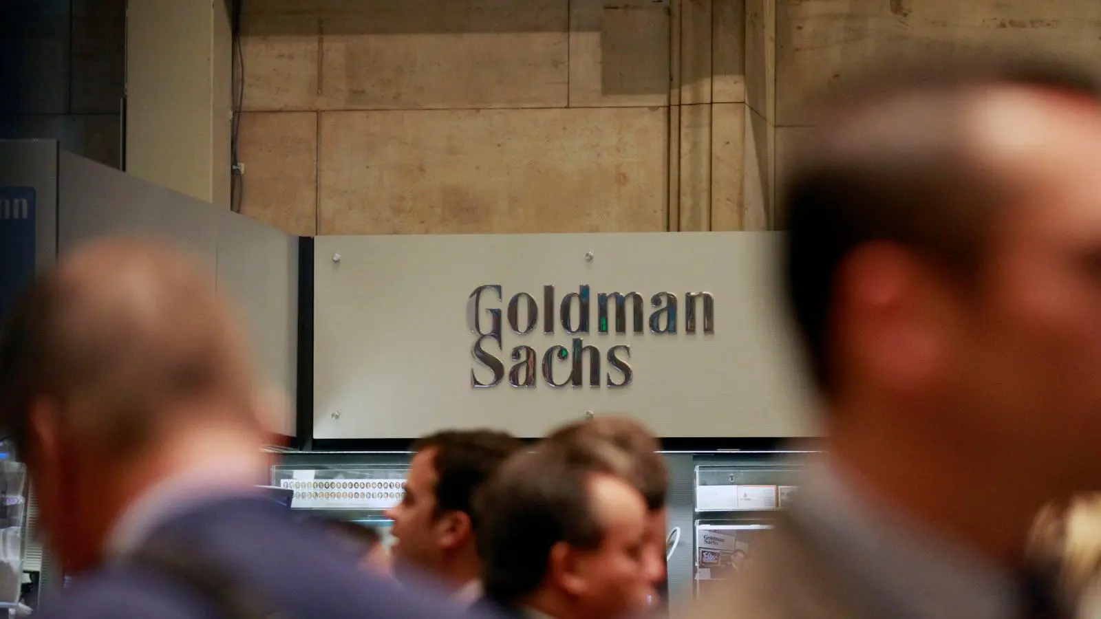Η Goldman Sachs δελεάζει τα κορυφαία στελέχη της με μπόνους