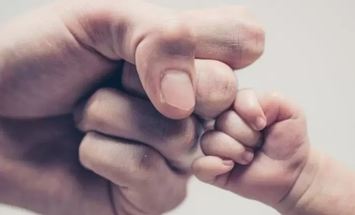 ΣΕΚ: Η Κυβέρνηση να θεσπίσει γονική άδεια με αποδοχές 