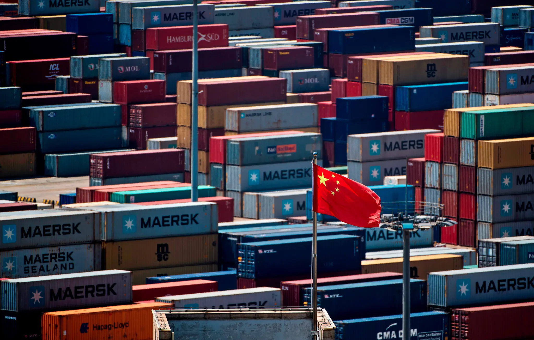 Κίνα: Θα οδηγήσει σε παγκόσμιο αποπληθωρισμό; Εκτός ελέγχου ο πόλεμος τιμών