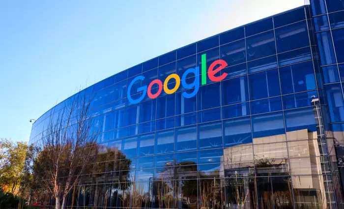 Απειλούνται με πρόστιμα Facebook και Google