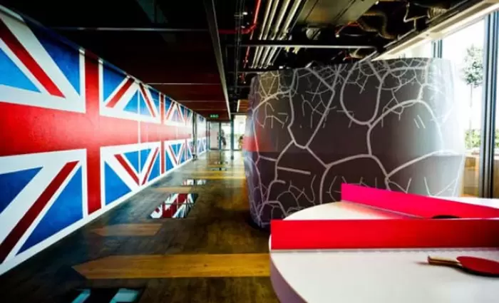 Αδειάζουν τα γραφεία και γεμίζουν τα μπαρ στο Λονδίνο