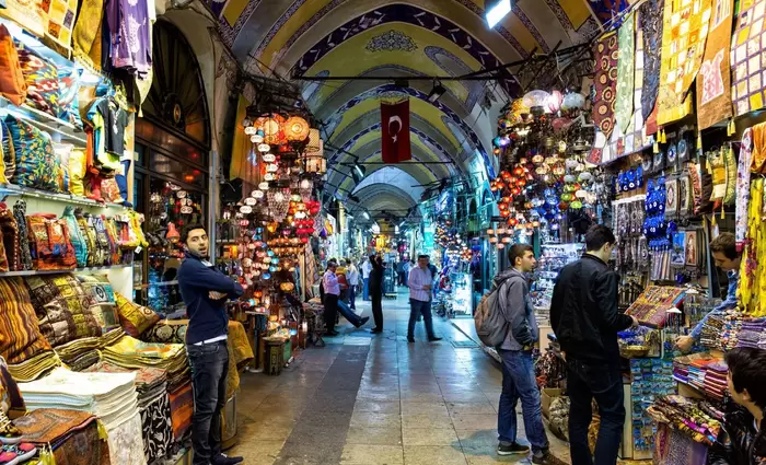 Το νόμισμα με την χειρότερη επίδοση στον κόσμο αυξάνει τον τουρκικό πληθωρισμό