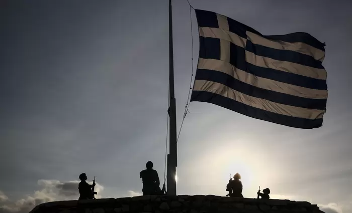 Bloomberg: Η Ελλάδα να ακολουθήσει το κυπριακό σχέδιο Εστία