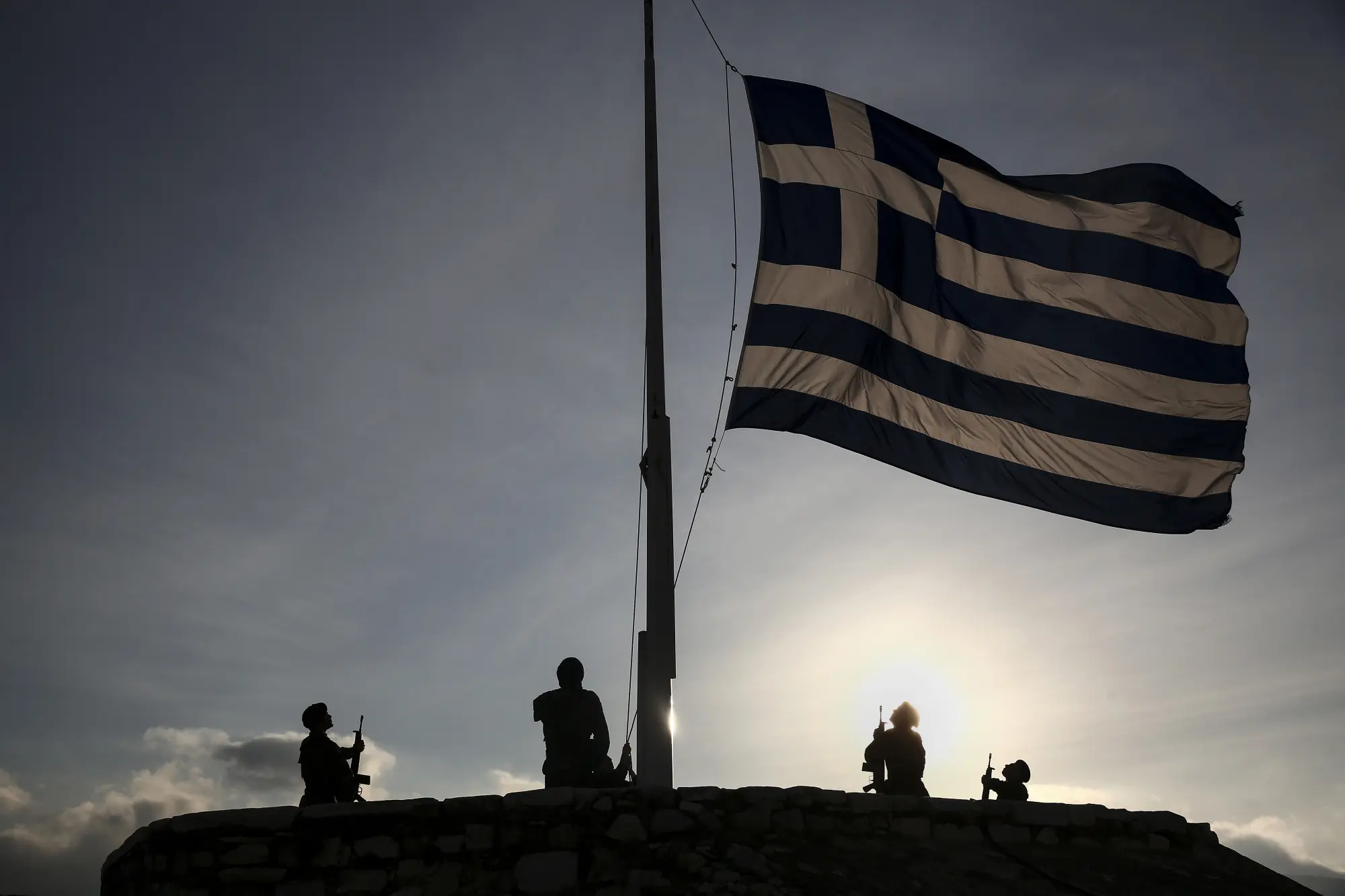 Bloomberg: Η Ελλάδα να ακολουθήσει το κυπριακό σχέδιο Εστία