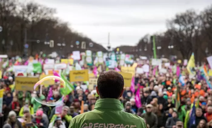 Βολές της GreenPeace κατά του 