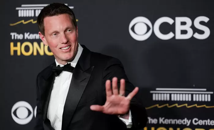 Ντέιβιντ Έλισον: Ο άνθρωπος πίσω από την «τρικλοποδιά» στο Netflix για την Warner Bros