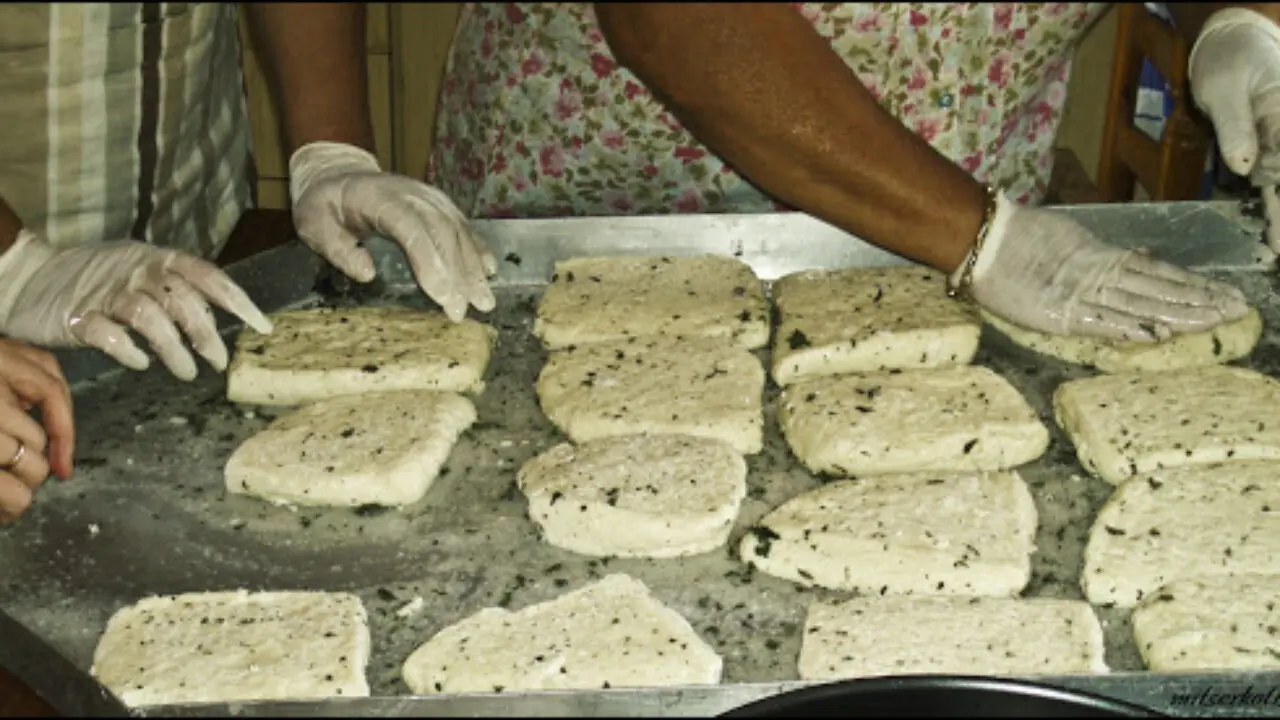Σε επ' αόριστον αναστολή εργασιών οι Τυροκόμοι για το χαλλούμι