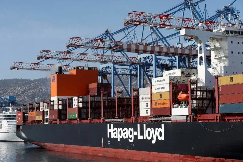 Η ναυτιλιακή Hapag-Lloyd ακύρωσε το 30% των αποστολών από Κίνα προς ΗΠΑ