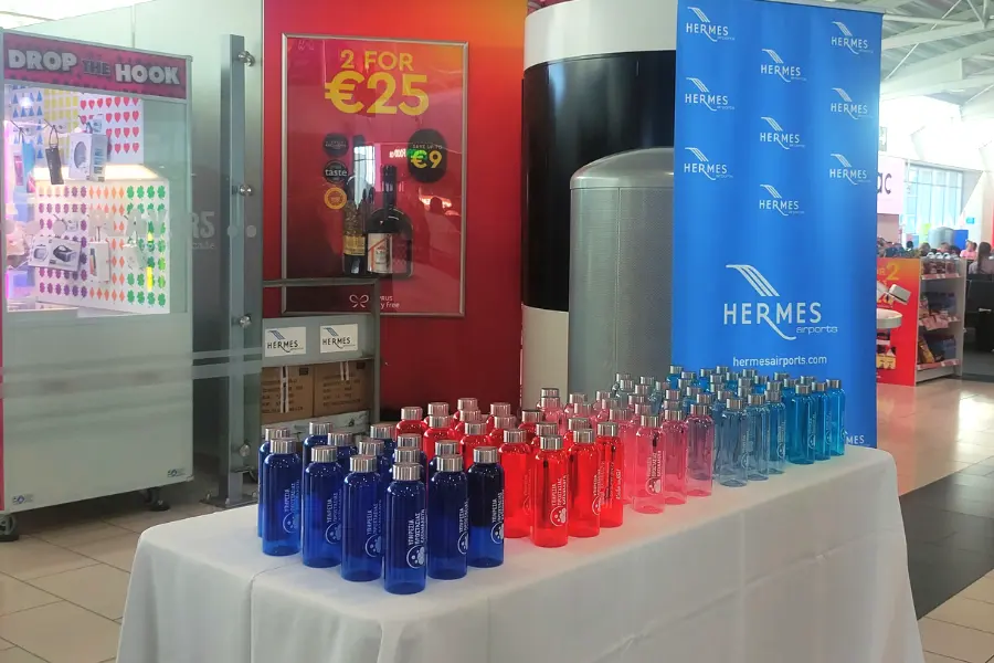 Μπήκε το νερό στο.. επαναχρησιμοποιούμενο μπουκάλι - Όσα αλλάζουν στο αεροδρόμιο