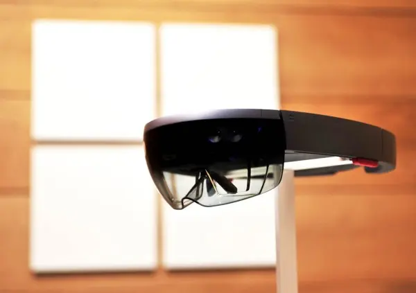 Τα υπερσύγχρονα γυαλιά της Microsoft που αγοράζει ο στρατός των ΗΠΑ