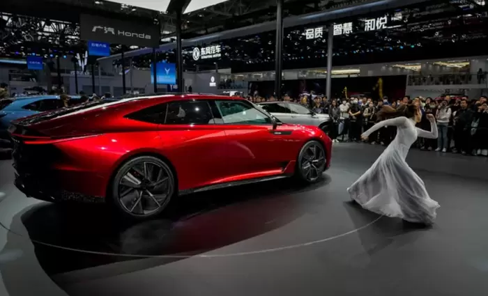 Σε αυτές τις μάρκες αυτοκινήτων επιβάλλει από σήμερα πρόσθετους δασμούς η ΕΕ