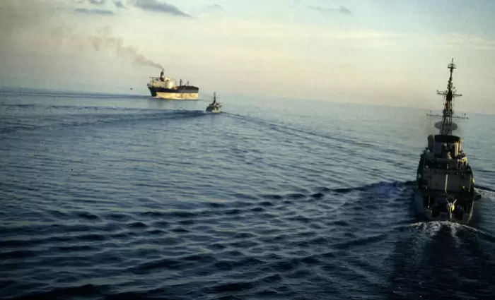 Στενό του Ορμούζ: Δύο super tankers άλλαξαν πορεία μετά τις αμερικανικές επιδρομές