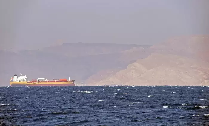 Πετρέλαιο: Ολα τα βλέμματα στα Στενά του Ορμούζ μετά την επίθεση του Ισραήλ